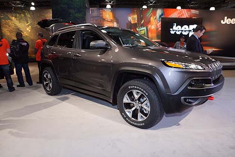 Jeep - Il veicolo presenta un nuovo design caratterizzato da linee fluide e slanciate. Le dimensioni sono robuste, aggressive. Imponente la presenza su strada. width=