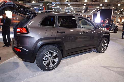 Jeep - Gli interni del nuovo Jeep Cherokee 2014 sono moderni, accoglienti e confortevoli. L’abitacolo è stato realizzato per offrire il massimo comfort e presenta contenuti tecnologici funzionali. width=