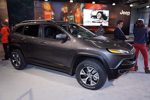 Jeep - Il nuovo Jeep Cherokee 2014 offre tre innovativi sistemi di trazione integrale ed è, inoltre, il primo Medium SUV a proporre il dispositivo di disconnessione dell'asse posteriore. width=