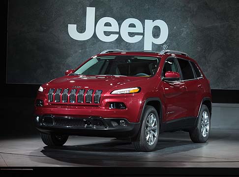 Jeep - Il nuovo Jeep Cherokee 2014 monta il cambio automatico a nove rapporti 948TE. Efficienza e raffinatezza sono caratteristiche del motore da 2,4 litri MultiAir2 Tigershark I-4 a 16 valvole da 184 (137 kW) CV di potenza e 232 Nm di coppia. width=