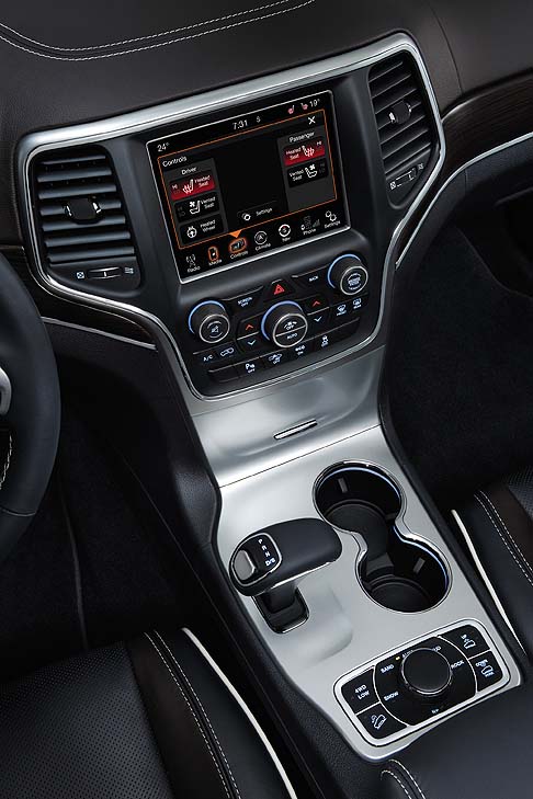 Jeep - Alla ricca dotazione della precedente generazione, la nuova Jeep Grand Cherokee 2014 aggiunge sistemi di sicurezza come il ForwardCollisionWarning con Crash Mitigation. width=