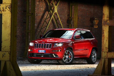 Jeep - Potente e muscolosa come non mai la nuova Jeep Grand Cherokee SRT offre tutto il carattere della divisione di Chrysler Street Racing Technology (SRT®). width=