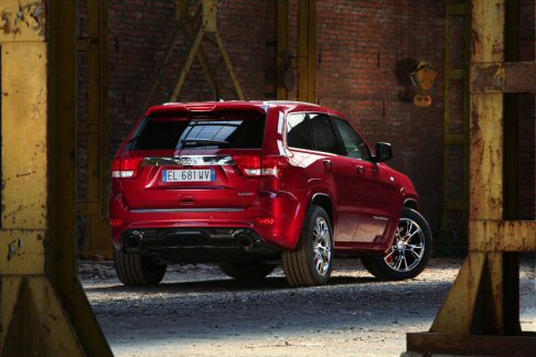 Jeep - Il look estetico si affida a cerchi in lega da 20 pollici.  width=