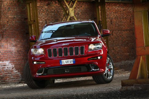 Jeep - Spazioso e confortevole, l’abitacolo prevede un nuovo volante sportivo riscaldabile rivestito in pelle traforata con comandi del cambio integrati.  width=