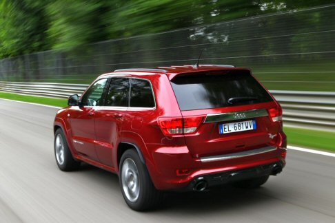 Jeep - Il fuoristrada è disponibile nelle tonalità Brilliant Black, Bright Silver, Mineral Gray e Deep Cherry.  width=