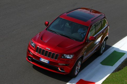 Jeep - Equipaggiata con il nuovo propulsore 6,4 litri V8 HEMI® da 468 CV e 624 Nm, la versione SRT vanta prestazioni di assoluto riferimento.  width=