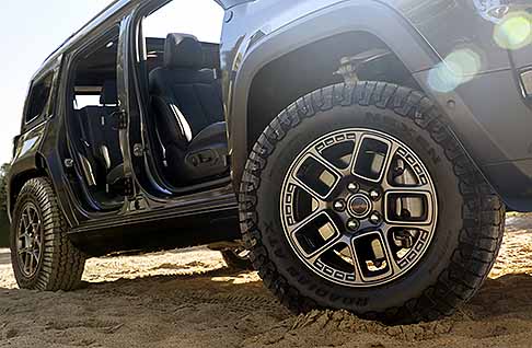 SUV 2027 - Il nuovo Jeep Recon SUV elettrico rivoluziona l´off-road a zero emissioni. Questo fuoristrada 4x4 EV unisce lo stile iconico del brand a una tecnologia all´avanguardia. Offre prestazioni eccezionali e un´autonomia pensata per l´avventura estrema