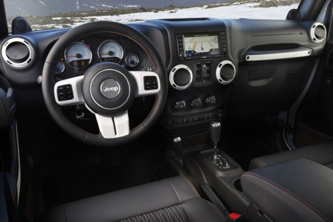Jeep - Per il massimo livello di comfort a bordo, la speciale Jeep Wrangler Arctic prevede climatizzatore automatico, volante in pelle con comandi integrati, computer di bordo EVIC, cruise control. width=