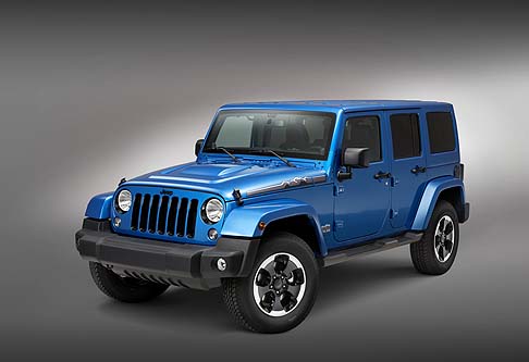 Jeep - Dedicata agli amanti dell’avventura anche in condizioni difficili, la Jeep Wrangler Polar si riconosce per la presenza di esclusivi dettagli stilistici, come i cerchi neri lucidi da 18 pollici, hard top in tinta con la carrozzeria ed accessori Mopar. width=