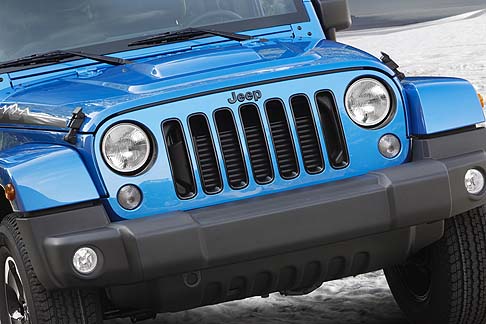 Jeep - Progettata per affrontare i percorsi off-road più impegnativi, la vettura adotta l’assale anteriore Dana 30 e l’ assale posteriore Dana 44. width=