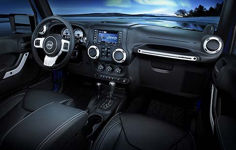 Jeep - Comfort e sicurezza sono, inoltre, assicurati, da dotazioni come airbag laterali anteriori, climatizzatore automatico, volante in pelle con comandi integrati, sedili anteriori riscaldabili, sedile del guidatore regolabile in altezza. width=