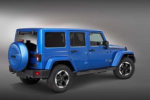 Jeep  - Realizzata sulla base della versione Sahara di Jeep Wrangler, la serie speciale offre una nuova griglia a sette feritoie di colore nero lucido, cofano motore rialzato, nuovo copriruota di scorta rigido e hard top modulare Freedom TopTM. width=