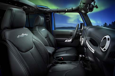Jeep  - Il comfort è assicurato dalla dotazione di serie che include climatizzatore automatico, volante in pelle con comandi integrati, sedili anteriori riscaldabili, sedile del guidatore regolabile in altezza. width=