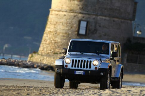 Jeep - Disponibile sul mercato, la nuova Jeep Wrangler Unlimited MY13 offre interessanti novità sia per quanto riguarda il pack di dotazioni che lo stile. width=