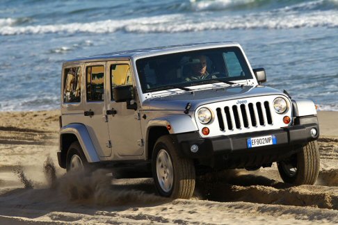 Jeep - In dettaglio, la versione quattro porte viene commercializzata In Italia in due versioni, Sahara e Rubicon, e due unità: il motore a benzina da 3,6 litri Pentastar da 284 CV e il turbodiesel 2.8 CRD da 200 CV. width=