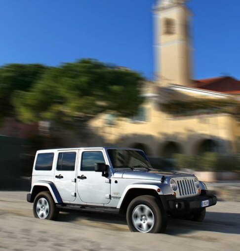 Jeep - Attualmente in Italia Jeep Wrangler è commercializzata negli allestimenti Sport, Sahara e Rubicon, oltre che nelle serie speciali a tiratura limitata Mountain e Cabrio.  width=