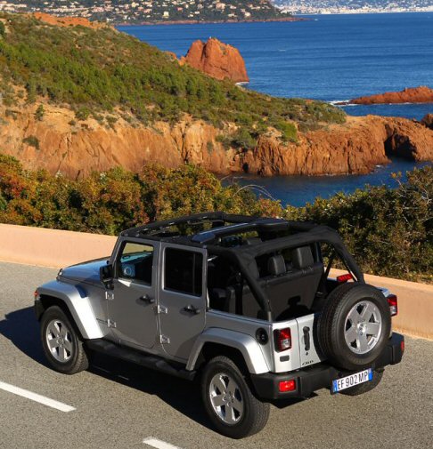 Jeep - Completano le dotazioni i dispositivi Hill Descent Control e Hill Start Assist.  width=