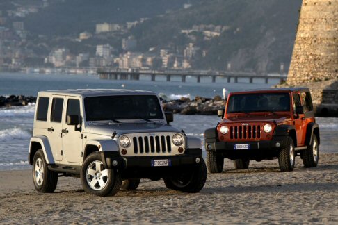 Jeep - Il listino prezzi della nuova Jeep Wrangler Unlimited MY13 parte da 39.400 euro per la versione 2.8 CRD Sahara per toccare quota 40.600 euro per le altre tre versioni in gamma. width=