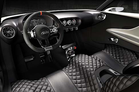 Kia - Il frontale offre luci a led con 850 micro-elementi, mentre a bordo l’ambiente è futuristico. width=