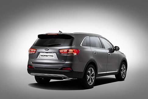 Kia - Il frontale presenta la tipica griglia Kia, Tiger Nose, ancora più grande ed imponente, arricchita dalla trama tridimensionale a forma di diamante. width=
