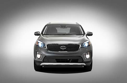 Kia - Disponibile nelle versioni da cinque o sette posti, la nuova Sorento offre nuove avanzate tecnologie di bordo, per migliorare la comodità e l'esperienza di guida. width=