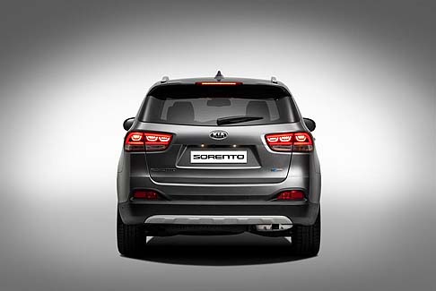 Kia - A seconda del mercato, le nuove funzioni disponibili comprendono un Around-View Monitor, con quattro telecamere per aiutare il conducente durante le manovre di parcheggio, e uno Smart Power Tailgate. width=