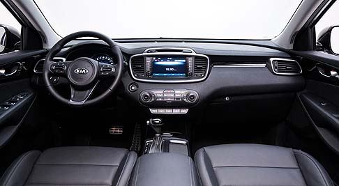Kia - Nella parte anteriore, un nuovissimo servosterzo elettrico (R-MDPS), disponibile come equipaggiamento di serie o optional a seconda del paese, è montato direttamente sulla cremagliera dello sterzo. width=