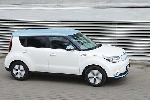Kia - La Soul ECO-electric impiega un motore elettrico da 81,4 kW che dispone di un pacco batterie con polimeri di ioni di litio della capacità di 27 kWh collocato nel pianale. width=