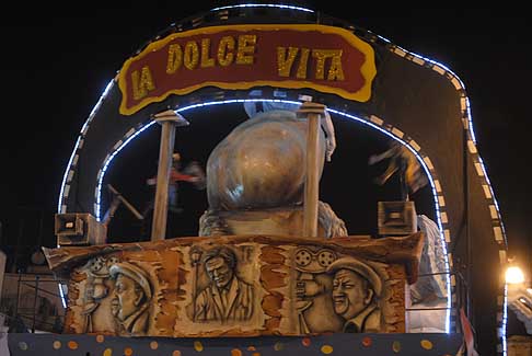 carro La Dolce Vita - Carro allegorico “La Dolce Vita” a Putignano width=