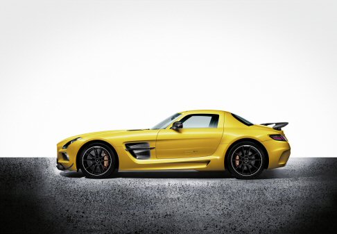 Mercedes-Benz - Particolari le cinture di sicurezza rosse e le cuciture a contrasto, sempre rosse, sui sedili sportivi AMG, consolle centrale, parte superiore ed inferiore della plancia e pannelli delle porte. width=