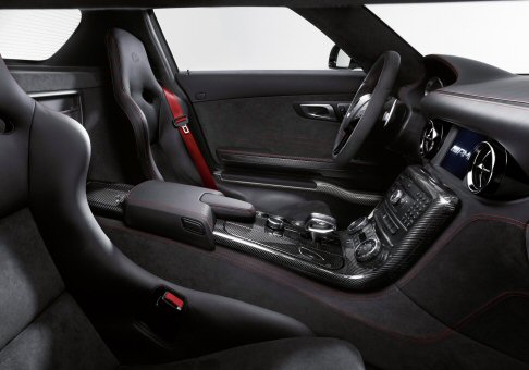 Mercedes-Benz - Il motore V8 AMG da 6,3 litri eroga ben 631 CV a 7.400 giri/min, consentendo un’accelerazione da 0 a 100 km/h in 3,6 secondi e 315 km/h di velocità massima.  width=