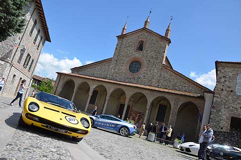Grand Tour Lamborghini - Lamborghini per il 50esimo anniversario, un percorso affascinante lungo le strade che si affacciano sulla costa tirrenica compresa tra la Toscana e il Lazio width=