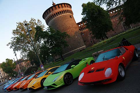 Lamborghini  - Parte da Piazza Castello a Milano, l’8 maggio, il Grande Giro Lamborghini 50° Anniversario, il più grande raduno della Casa di Sant’Agata Bolognese, celebrativo dei 50 anni dalla sua storia.  width=