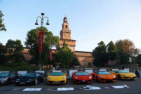 Lamborghini  - Le 350 auto che vi partecipano (320 gli iscritti e circa 30 le courtesy car per stampa e ospiti), insieme a 700 persone, hanno stazionato al parc fermè organizzato davanti al Castello Sforzesco per essere ammirate dai tanti appassionati del Toro.  width=