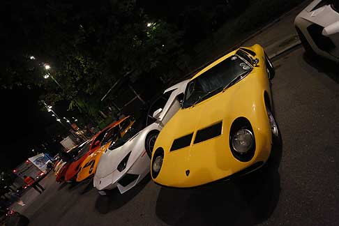 Grand Tour Lamborghini - Lamborghini 50esimo anniversario esposizione in notturna width=