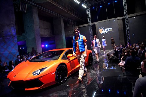 Lamborghini - Mosca fashion show: Lamborghini Aventador LP 700-4 ad accompagnare la supersportiva di lusso, una sfilata di moda della Collezione Automobili Lamborghini width=