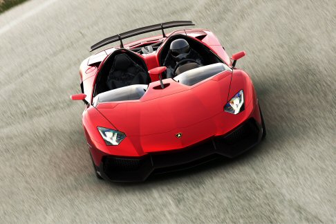 Lamborghini - Al posto del classico parabrezza si trovano due piccoli deflettori aerodinamici, mentre la parte frontale risulta più stretta rispetto a quella dell’Aventador.  width=