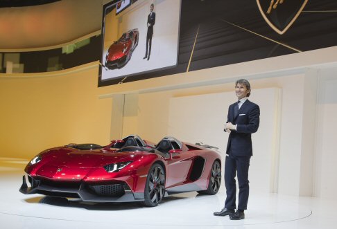 Lamborghini - La carrozzeria, proposta nella tonalità rossa particolarmente intenso, è dotato di un leggero effetto cromo, e si caratterizza per la presenza di vari componenti in fibra di carbonio a vista.  width=