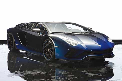 Lamborghini - La concept presenta all´interno rivestimenti in pelle in Nero Ade e Alcantara Nero Cosmus.