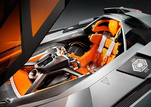 Lamborghini  - Stefn Sielaff, il designer degli interni, ha spiegato che il cockpit, realizzato come il resto della vettura di alluminio e fibra di carbonio, è un innesto removibile che una volta unito con il resto della macchina crea una perfetta unità tecnica. width=