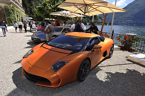 Lamborghini - La fiancata trasmette compattezza ed è priva di montanti, mentre la coda, con la tipica doppia gobba sul tetto, propone gruppi ottici a led e quattro scarichi sportivi. width=