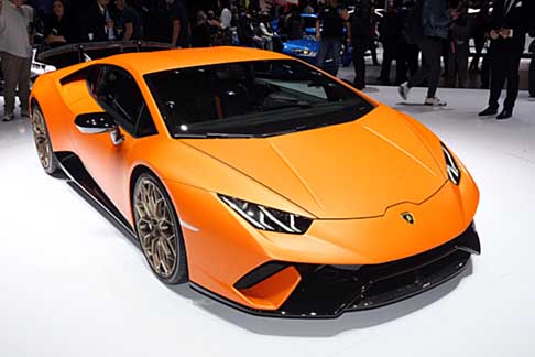 Lamborghini - Al Salone di Ginevra, la Lamborghini Huracan Performante offre il suo look dinamico e sportivo abbinato ad un know how tecnologico ancora più evoluto.
