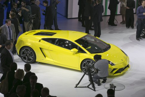 Lamborghini - Lamborghini Gallardo LP560-4 su richiesta è disponibile il nuovo Style Package, che prevede una speciale verniciatura nera lucida per lo spoiler e le griglie anteriori, le griglie inferiori e la traversa del paraurti posteriore. width=