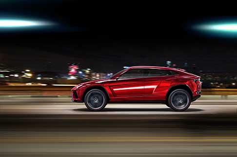 Lamborghini - Lamborghini Urus vista laterale del Suv supersportivo a cinque porte  width=