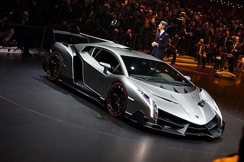Lamborghini - Festeggia con un modello esclusivo il proprio cinquantenario, il marchio Lamborghini, che nell’esclusivo parterre di Ginevra presenta e incanta gli addetti del settore con la sorprendente Lamborghini Veneno width=