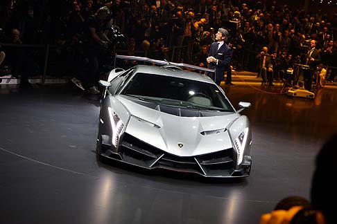 Lamborghini - La Veneno è fedele ai canoni di design di tutte le vetture del brand, rispettando le proporzioni, con l’anteriore a cuneo e un'alternanza fra linee tese e superfici nette. width=