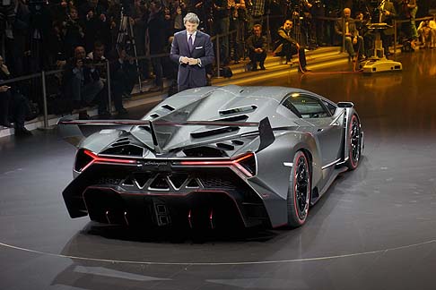 Lamborghini - La trilogia composta dai tre esemplari unici della Veneno sarà prodotta nel corso del 2013 e consegnata ai rispettivi proprietari, che dovranno sborsare ben tre milioni di euro (tasse escluse).  width=