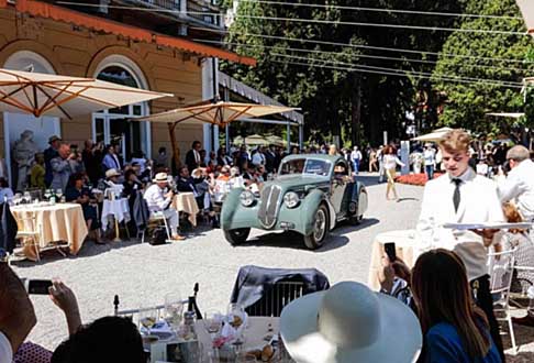 Lancia - La storia di questa vettura si rivela particolarmente interessante. Si racconta che un anno e mezzo dopo la sua immatricolazione, questa Lancia Astura ricevette in dono la sua forma aerodinamica dall´atelier Castagna su richiesta di Vittorio Mussolini.