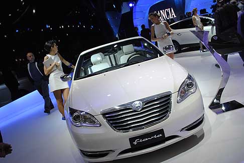 Lancia - La livrea è disponibile nelle tonalità Bright White e Mineral Grey abbinate a due tonalità di interni. width=