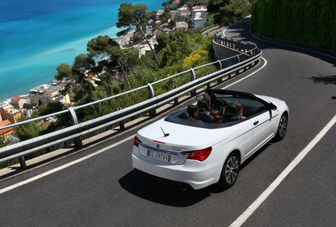 Lancia  - Elegante e dinamica allo stesso tempo, Lancia Flavia presenta un frontale scultoreo dove spiccano l'inedita griglia con marchio Lancia e gli originali proiettori anteriori e fendinebbia. width=